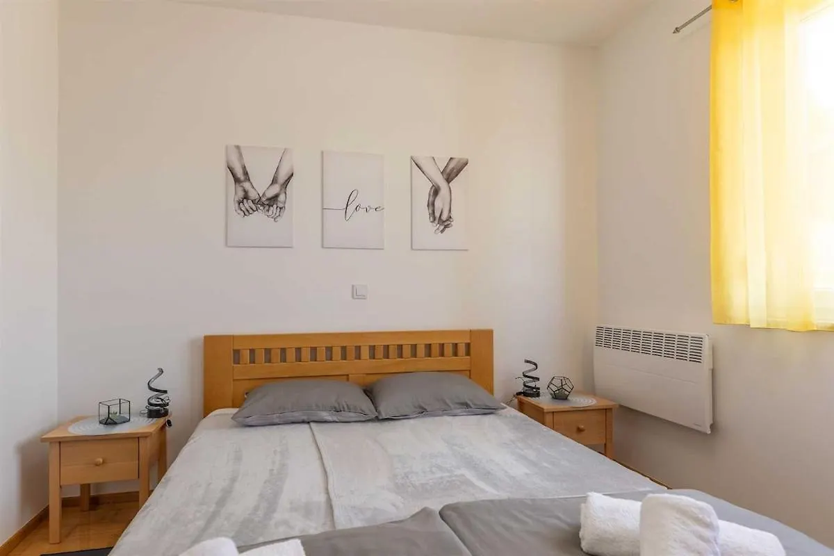 Sea & Stone Apartment No 3 In Starigrad